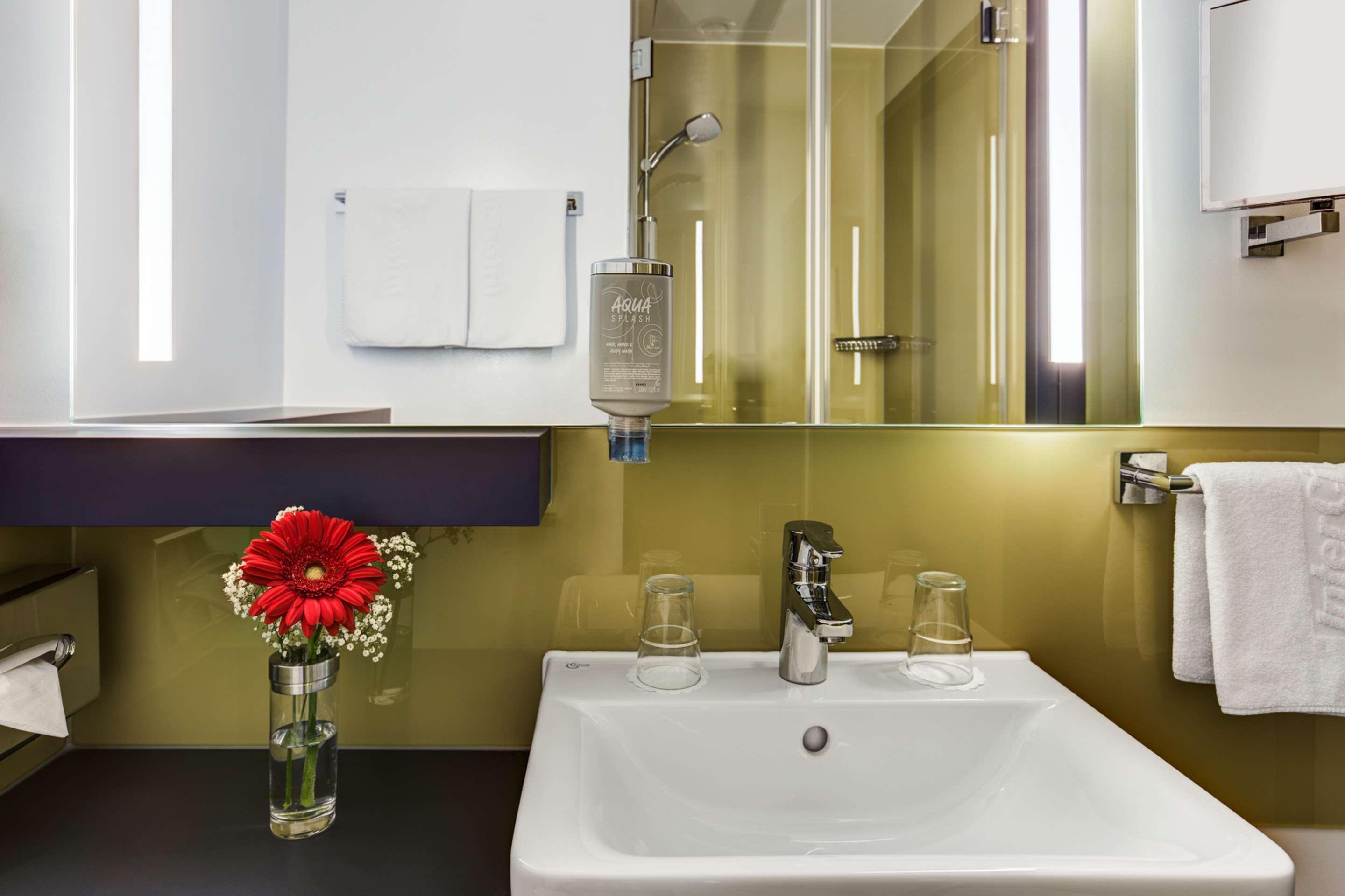 Intercityhotel Frankfurt Airport Франкфурт на Майн Екстериор снимка