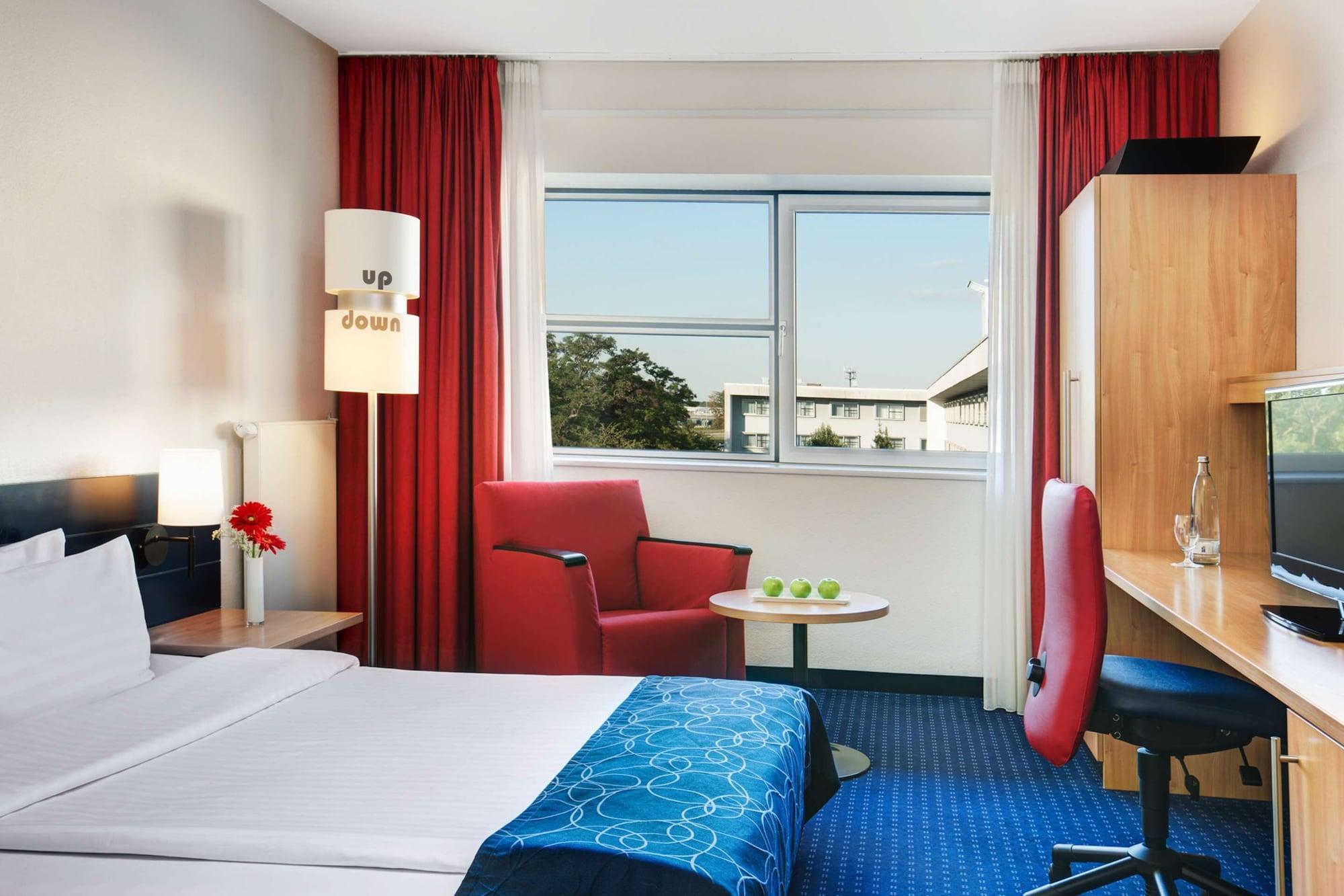 Intercityhotel Frankfurt Airport Франкфурт на Майн Екстериор снимка
