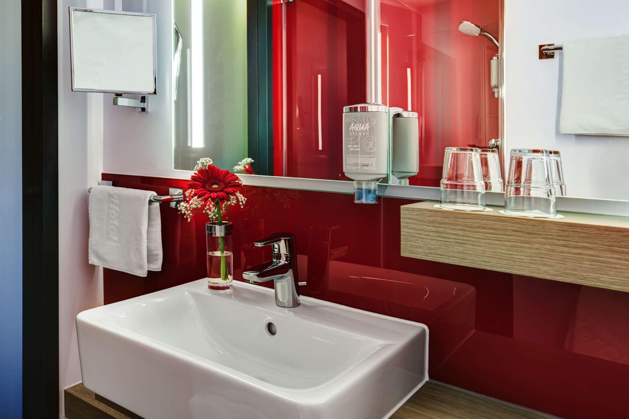 Intercityhotel Frankfurt Airport Франкфурт на Майн Екстериор снимка